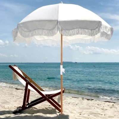 Um guarda-sol de praia com flanges de algodão e função tudo-em-um