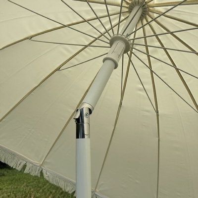 Quadro de aço revestido de energia branca Grande guarda-chuva de praia ao ar livre com toalhas e sombreador