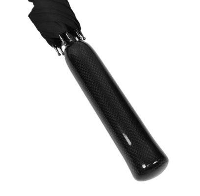 Um guarda-chuva ultraleve de fibra de carbono para todos em uma função em Singapura