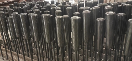 Um guarda-chuva ultraleve de fibra de carbono para todos em uma função em Singapura