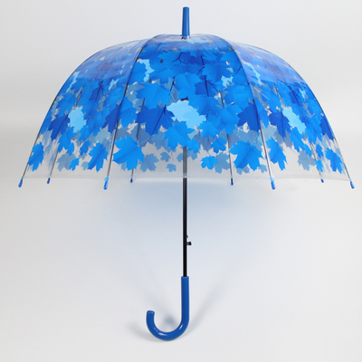 Um guarda-chuva de punho longo e reto com folha de bordo Apollo Design de material transparente
