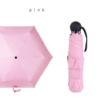 Um guarda-chuva triplo para proteção solar e personalização de publicidade