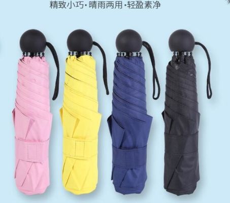 Um guarda-chuva triplo para proteção solar e personalização de publicidade