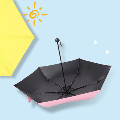 Um guarda-chuva triplo para proteção solar e personalização de publicidade