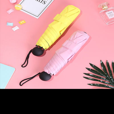 Um guarda-chuva triplo para proteção solar e personalização de publicidade