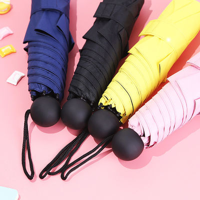 Um guarda-chuva triplo para proteção solar e personalização de publicidade