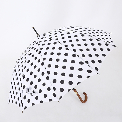 Um guarda-chuva impresso com um cabo curvo de madeira maciça e tecido Pongee 190T-50D