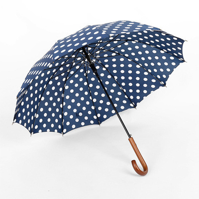 Um guarda-chuva impresso com um cabo curvo de madeira maciça e tecido Pongee 190T-50D