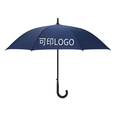 Um guarda-chuva de plástico para homens, promoção personalizada e característica à prova de vento.