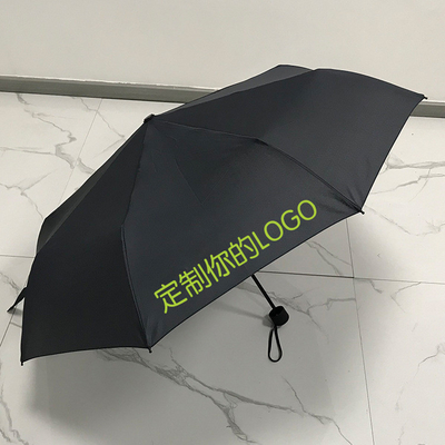 Um guarda-chuva e um conjunto de presentes de fibra para publicidade.