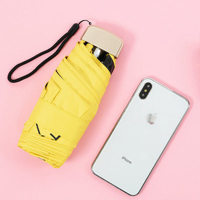 Um guarda-chuva de bolso de punho de plástico para design leve e conveniente