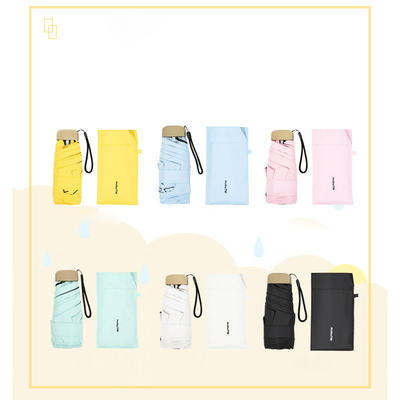 Um guarda-chuva de bolso de punho de plástico para design leve e conveniente
