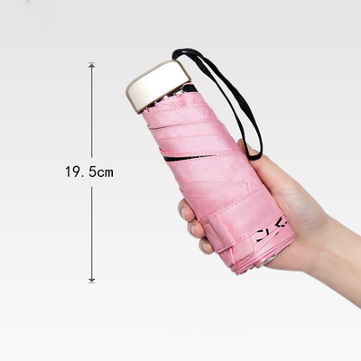 Um guarda-chuva de bolso de punho de plástico para design leve e conveniente