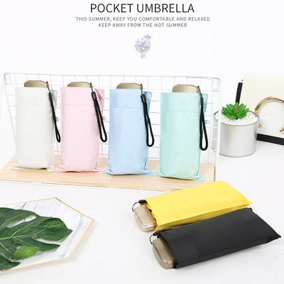 Um guarda-chuva de bolso de punho de plástico para design leve e conveniente