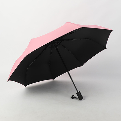 Um guarda-chuva à prova de vento com impressão de logotipo personalizado e alça de plástico