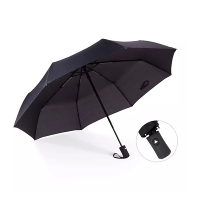 Um guarda-chuva à prova de vento com impressão de logotipo personalizado e alça de plástico