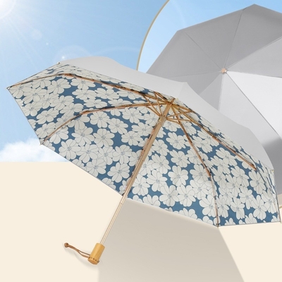 Um guarda-chuva único de protecção contra sol e chuva com um design de borracha de titânio de prata