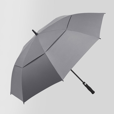 Um guarda-chuva de golfe de 190T de tecido Pongee para cobertura grande e longa em dias chuvosos