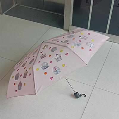 Logotipo personalizado Impresso Um guarda-chuva de tecido revestido de preto com eixo de aço