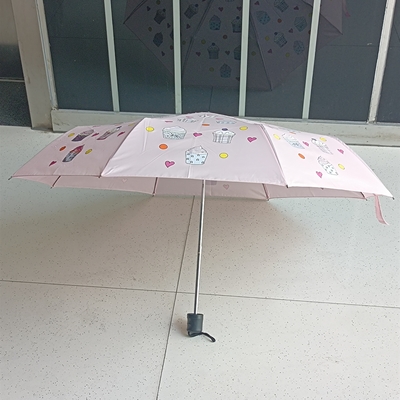 Logotipo personalizado Impresso Um guarda-chuva de tecido revestido de preto com eixo de aço