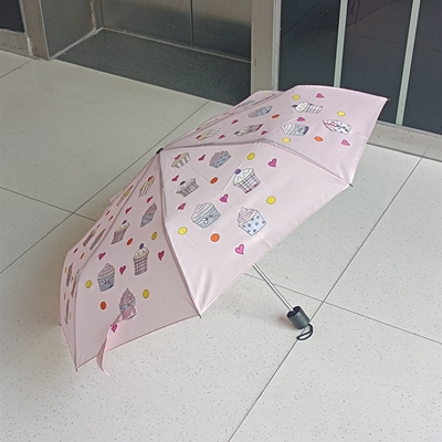 Logotipo personalizado Impresso Um guarda-chuva de tecido revestido de preto com eixo de aço