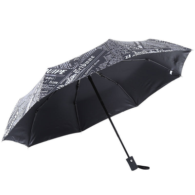 Um guarda-chuva de impressão de jornais com logotipo personalizado