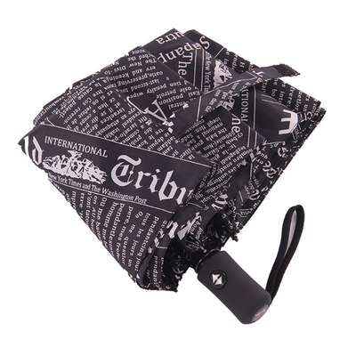 Um guarda-chuva de impressão de jornais com logotipo personalizado