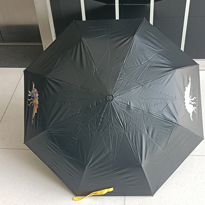 Um guarda-chuva dobrável de impressão personalizada com função mágica de mudança de cor e moldura de aço