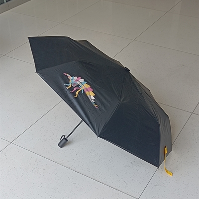 Um guarda-chuva dobrável de impressão personalizada com função mágica de mudança de cor e moldura de aço