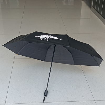 Um guarda-chuva dobrável de impressão personalizada com função mágica de mudança de cor e moldura de aço