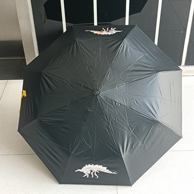 Um guarda-chuva dobrável de impressão personalizada com função mágica de mudança de cor e moldura de aço