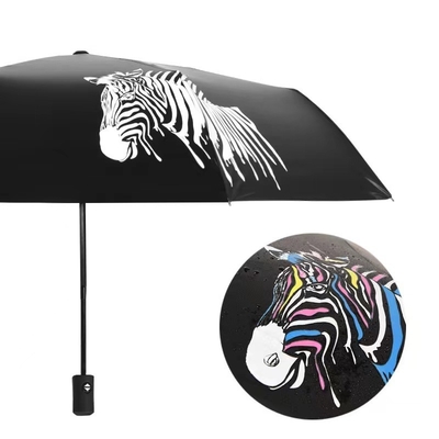 Um guarda-chuva personalizado revestido de preto com costelas de aço e tecido de poliéster