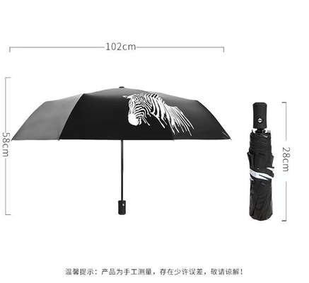 Um guarda-chuva personalizado revestido de preto com costelas de aço e tecido de poliéster