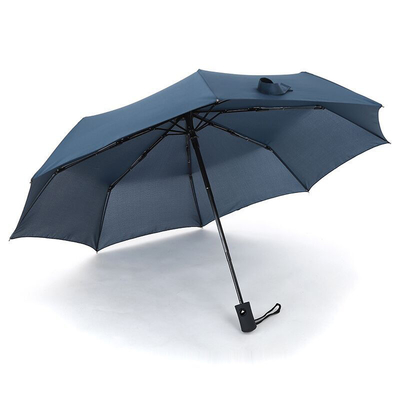 Um guarda-chuva à prova de vento Um guarda-chuva triplo para publicidade ao ar livre a preços acessíveis