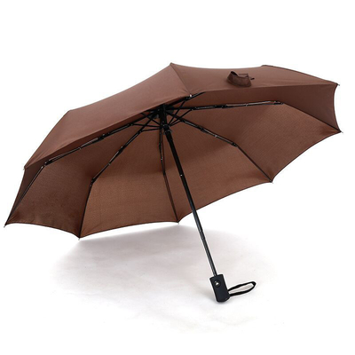 Um guarda-chuva à prova de vento Um guarda-chuva triplo para publicidade ao ar livre a preços acessíveis