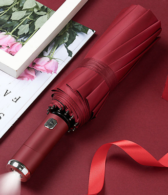 Um guarda-chuva para adultos de eixo metálico com alça rotativa de lanterna LED e logotipo impresso sob medida