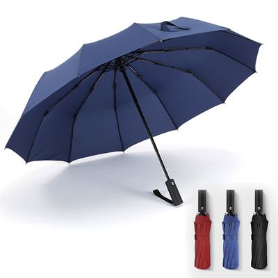 Um guarda-chuva com logotipo personalizado e alça revestida de borracha