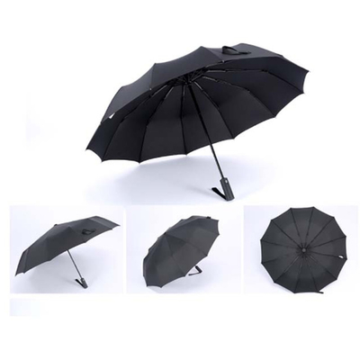 Um guarda-chuva com logotipo personalizado e alça revestida de borracha
