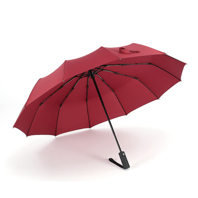 Um guarda-chuva com logotipo personalizado e alça revestida de borracha