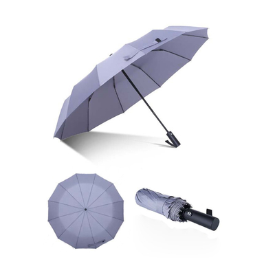 Um guarda-chuva com logotipo personalizado e alça revestida de borracha