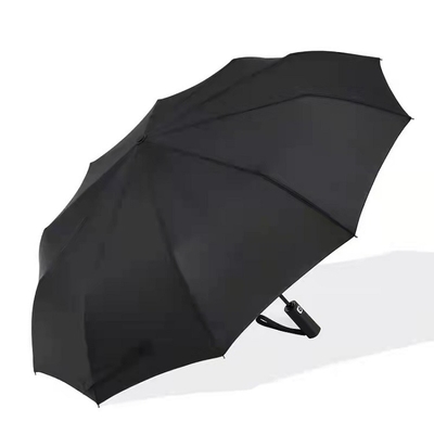 Um guarda-chuva com logotipo personalizado e alça revestida de borracha