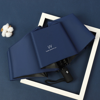 Um guarda-chuva de publicidade exterior triplo com logotipo personalizado e função anti-UV