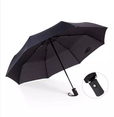 Um guarda-chuva triplo com logotipo personalizado e proteção UV.