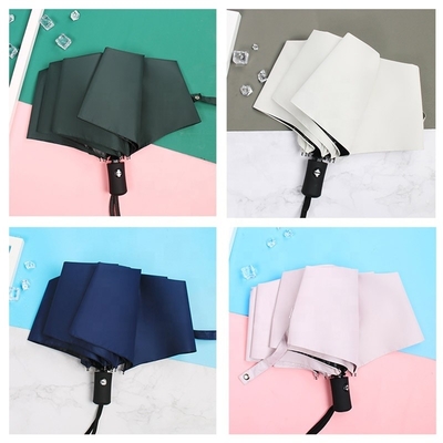 Um guarda-chuva triplo com logotipo personalizado e proteção UV.