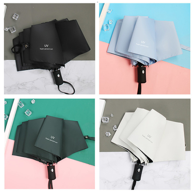 Um guarda-chuva triplo com logotipo personalizado e proteção UV.