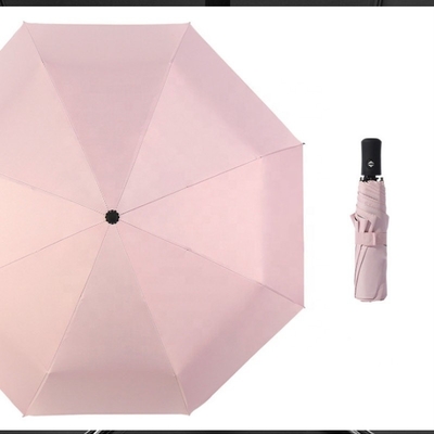 Um guarda-chuva triplo com logotipo personalizado e proteção UV.