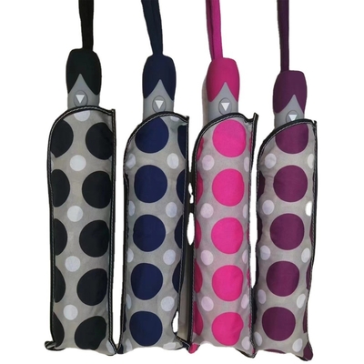 Um guarda-chuva triplo semi-automático aberto e fechado Design único Padrão triplo