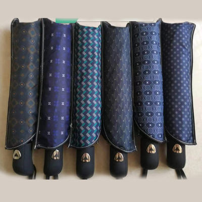 Um guarda-chuva triplo semi-automático aberto e fechado Design único Padrão triplo