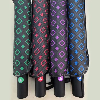 Um guarda-chuva triplo semi-automático aberto e fechado Design único Padrão triplo