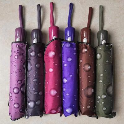 Um guarda-chuva triplo semi-automático aberto e fechado Design único Padrão triplo